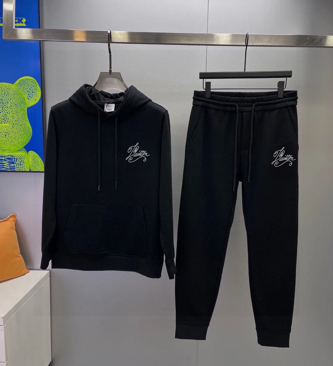 🅿️400 [Lv Louis Vuitton] (Fat Man Gospel) Hot-selling suit is coming. Focus on the original version of the official website. 2025 new hot-selling cardigan sweater suit. The original order is the best. 🇭🇰The meticulous work of top designers. Just for a fitting and perfect upper body effect. 100% natural high-quality Roman cotton, close-fitting comfort, noble and elegant! Original hardware embodies elegance and nobility! Counter size: M-5XL (maximum wear up to 220 pounds)
